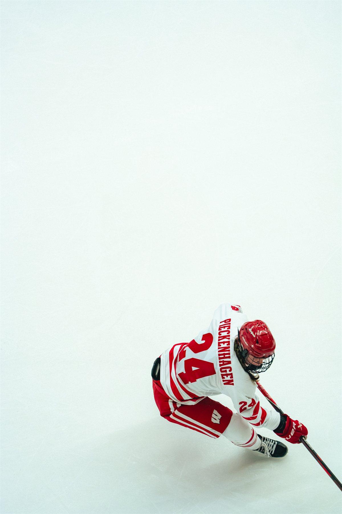 Charlotte Pieckenhagen leaning into a turn on the ice